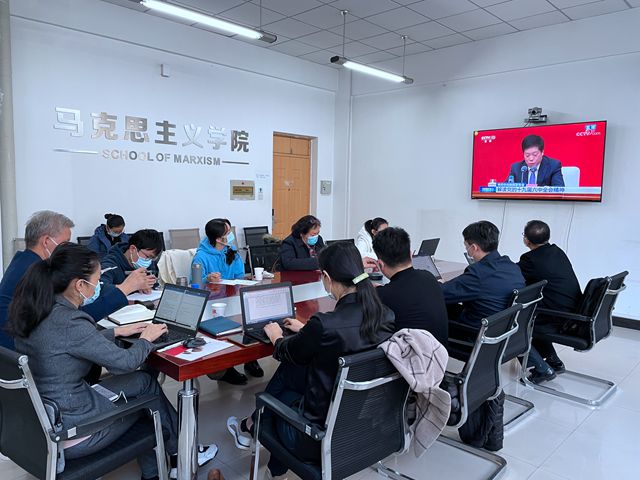 3200威尼斯vip观看十九届六中全会新闻发布会-中关村教工会场1_副本.jpg